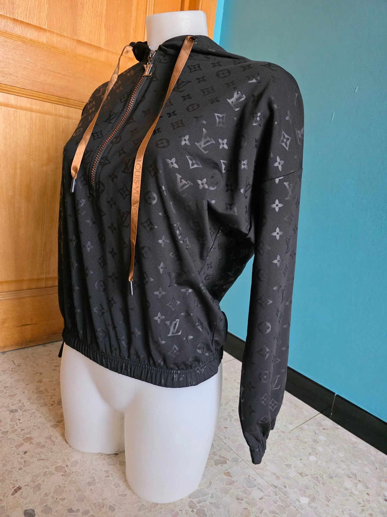 Moletom preto inspirado no LV – photo 2